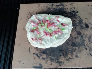Flammkuchen auf dem Pizzastein